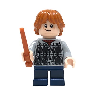 Mini figurka LEGO Harry Potter Ron Weasley w jasnoszarej bluzie w kratę i z ciemnoniebieskimi, krótkimi nóżkami.
