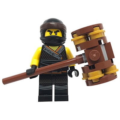 Minifigurka LEGO Ninjago ninja Cole z młotem, w czarnym stroju i masce / chuście.
