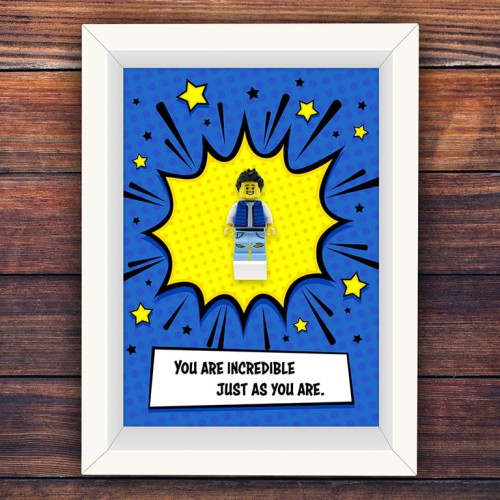 Przejdź do produktu Ramka z personalizowaną figurką z części LEGO® – komiksowe tło 