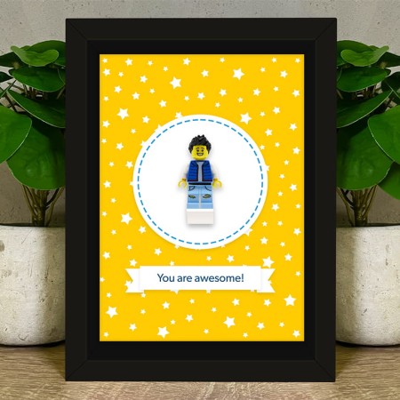 Figurine LEGO® personnalisée dans un cadre avec fond jaune – cadeau personnalisé pour lui, elle et fan de LEGO