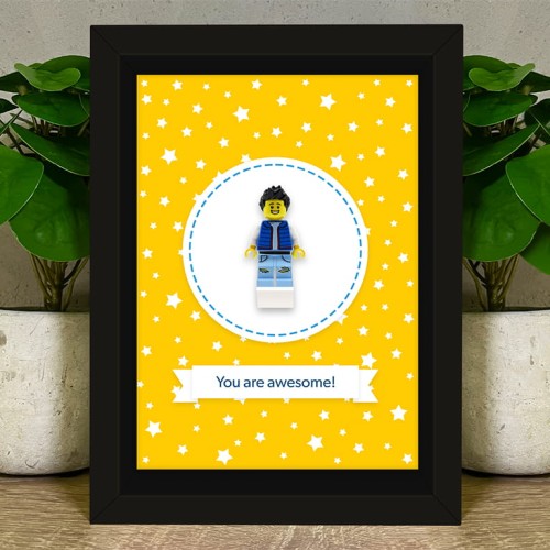 Zum Produkt Personalisierte Figur aus LEGO® Teilen – Bilderrahmen (mit gelbem Hintergrund)