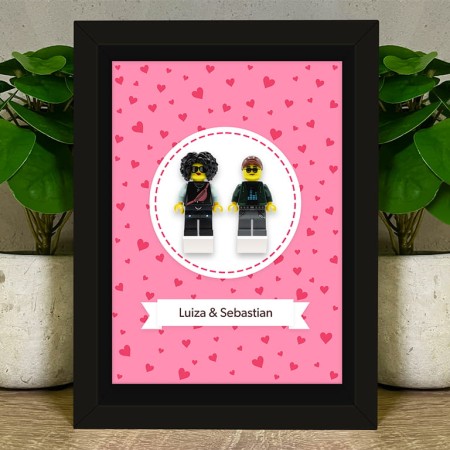 Figurines LEGO® personnalisées couple dans un cadre (fond rose) – cadeau personnalisé pour la Saint-Valentin et l’anniversaire