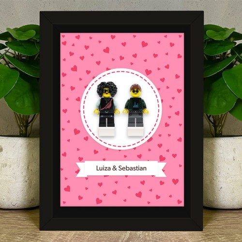 Accéder au produit Couple amoureux – Figurines personnalisées à partir de pièces LEGO® – Cadre (Fond rose)