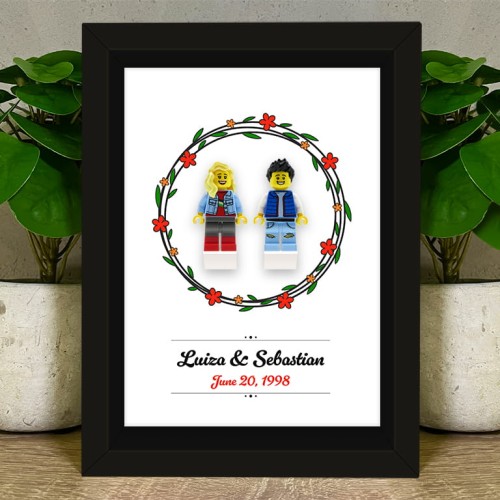 Przejdź do produktu Zakochana Para – Personalizowane figurki z części LEGO® w ramce – białe tło, kwiaty