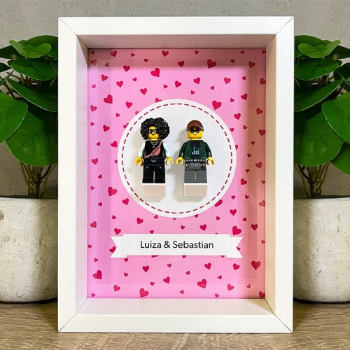 Accéder au produit Couple amoureux – Figurines personnalisées à partir de pièces LEGO® – Cadre (Fond rose)