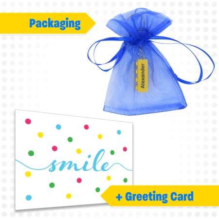 Personalizowany breloczek do kluczy z napisem na żółtym klocku LEGO 2x4 zapakowany w ozdobny woreczek z kartką na życzenia