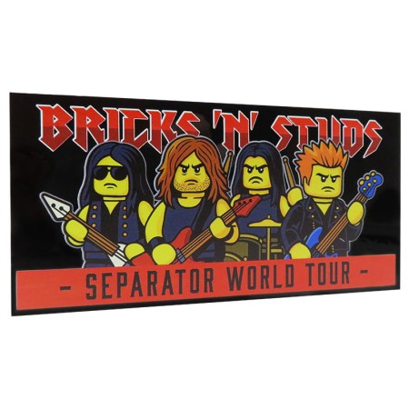 Custom LEGO – Werbetafel Bricks’n’Studs – mit personalisiertem Druck auf schwarzer 8x16 LEGO® Fliese (6,4 × 12,8 cm) von Extra Extra Bricks