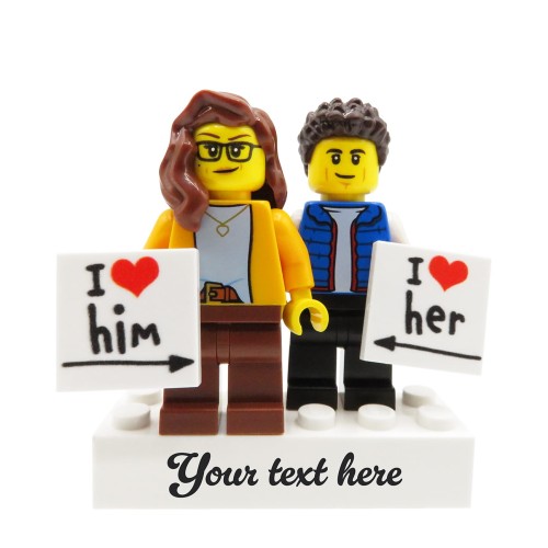 Accéder au produit Couple amoureux – Figurines personnalisées à partir de pièces LEGO® – Ton texte + Pancartes « I love »