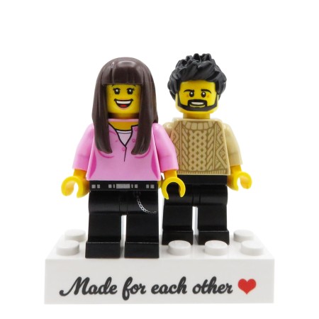 Personalisierte LEGO® Figuren Paar mit „Made for each other“-Schild – personalisiertes Geschenk zum Valentinstag und Jahrestag