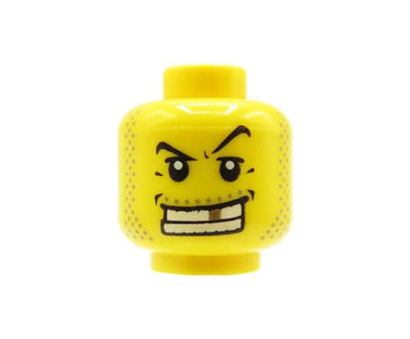 Tête de figurine LEGO, homme, favoris et barbe de trois jours, sourire bouche ouverte, dent en or