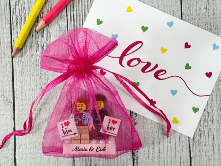 Personalisierte LEGO® Figuren Paar mit Love-Schildern und deinem Text - Geschenkverpackung