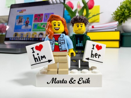 Figurines LEGO® personnalisées couple avec panneaux Love et votre texte - exemple de personnalisation 1