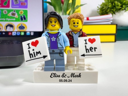 Figurines LEGO® personnalisées couple avec panneaux Love et votre texte - exemple de personnalisation 2
