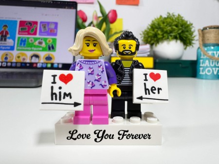 Figurines LEGO® personnalisées couple avec panneaux Love et votre texte - exemple de personnalisation 3