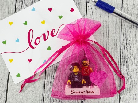 Figurines LEGO® personnalisées couple avec cœur et votre texte - emballage cadeau