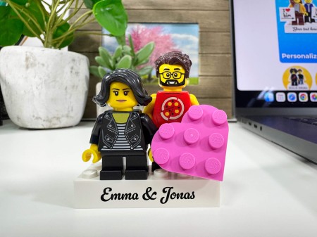 Figurines LEGO® personnalisées couple avec cœur et votre texte - exemple de personnalisation 1