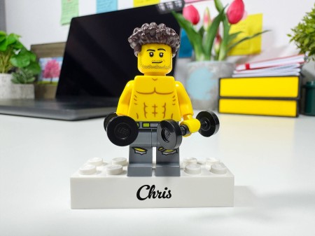 Personalizowana figurka LEGO® z hantlami jako prezent dla sportowca lub fana siłowni – przykład personalizacji 1