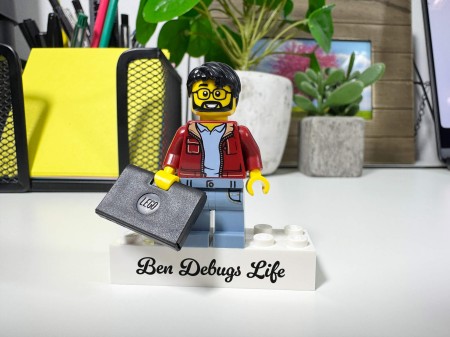 Personalizowana figurka LEGO® z laptopem i napisem - jako prezent dla programisty lub informatyka - przykład personalizacji 3