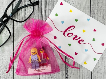 Figurines LEGO® personnalisées couple avec votre texte sur une base - emballage cadeau