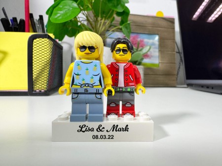 Personalisierte LEGO® Figuren Paar mit deinem Text auf der Basis - Personalisierungsbeispiel 1