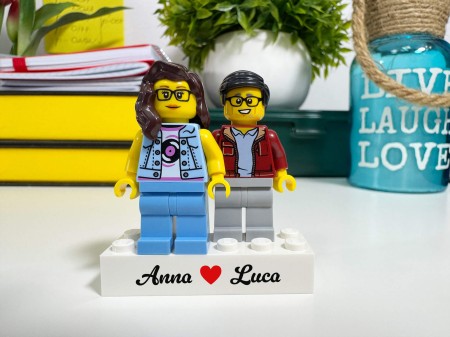 Personalisierte LEGO® Figuren Paar mit deinem Text auf der Basis - Personalisierungsbeispiel 3