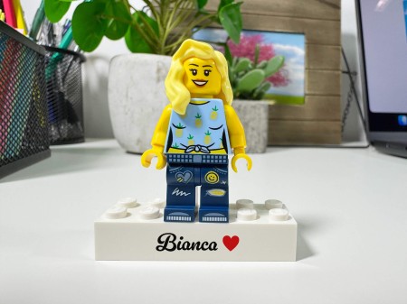 Personalisierte LEGO® Figur mit deinem Text auf dem Stein - Personalisierungsbeispiel 2
