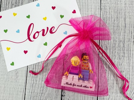Figurines LEGO® personnalisées couple avec panneau Made for each other - emballage cadeau