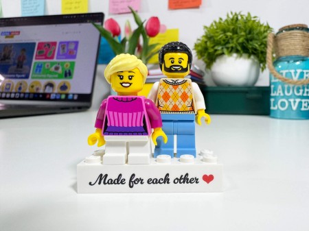 Personalisierte LEGO® Figuren Paar mit „Made for each other“-Schild - Personalisierungsbeispiel 1