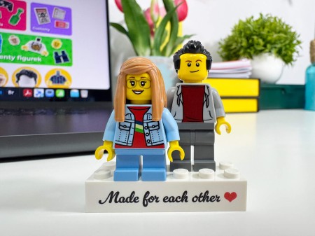 Personalisierte LEGO® Figuren Paar mit „Made for each other“-Schild - Personalisierungsbeispiel 3