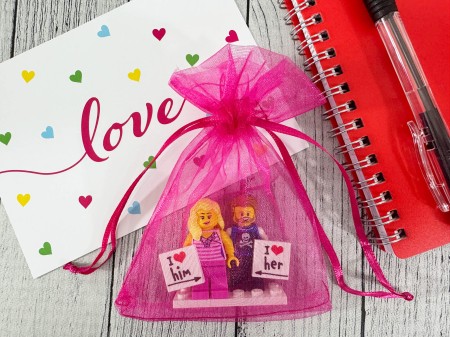 Personalizowane figurki LEGO® Para z tabliczkami love - opakowanie prezentowe