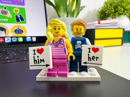 Figurines LEGO® personnalisées couple avec panneaux Love - exemple de personnalisation 1