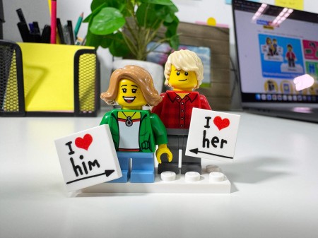 Figurines LEGO® personnalisées couple avec panneaux Love - exemple de personnalisation 2