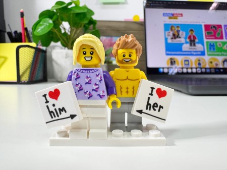 Figurines LEGO® personnalisées couple avec panneaux Love - exemple de personnalisation 3