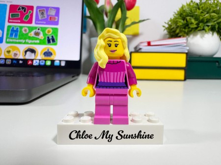 Personalizowana figurka LEGO® z napisem na podstawce jako prezent dla dziewczyny lub żony - przykład personalizacji 1