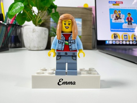Personalizowana figurka LEGO® z napisem na podstawce jako prezent dla niej - przykład personalizacji 2