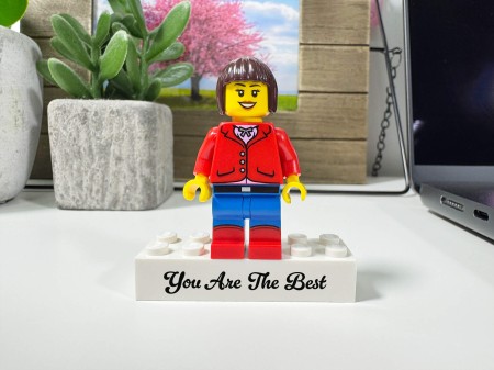 Personalizowana figurka LEGO® napisem na podstawce w prezencie dla mamy - przykład personalizacji 3