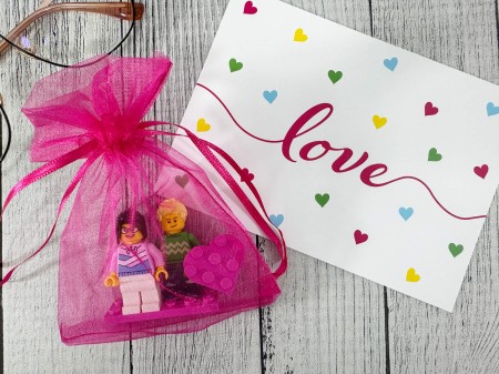 Personalizowane figurki LEGO® Para z sercem - opakowanie prezentowe