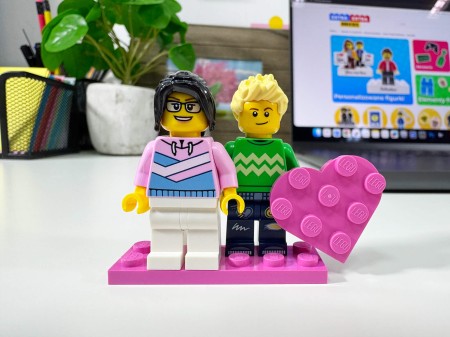 Figurines LEGO® personnalisées couple avec cœur – exemple de personnalisation 1