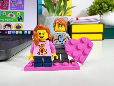 Figurines LEGO® personnalisées couple avec cœur – exemple de personnalisation 2