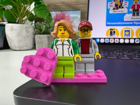 Personalizowane figurki LEGO® Para z sercem - przykład personalizacji 3