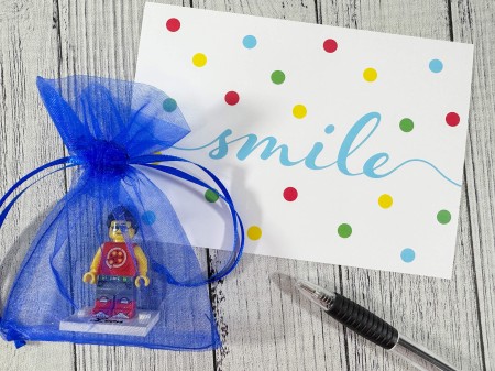 Figurine LEGO® personnalisée avec votre texte sur une plaque – emballage cadeau