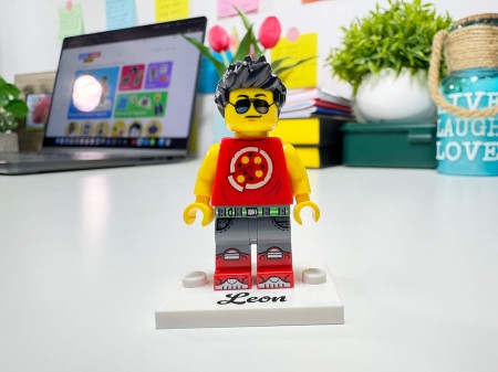 Figurine LEGO® personnalisée avec votre texte sur une plaque – exemple de personnalisation 1