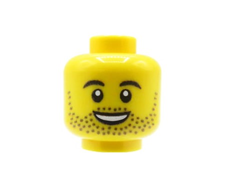 Custom LEGO Kopf – Mann mit leichten Bartstoppeln und Lächeln, gelbes Gesicht – custom UV-Druck von Extra Extra Bricks