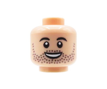 Custom LEGO Kopf – Mann mit leichten Bartstoppeln und breitem Lächeln, light nougat Gesicht – custom UV-Druck von Extra Extra Bricks