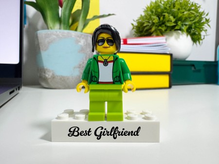 Personalizowana figurka LEGO® z napisem na podstawce jako prezent dla niej - przykład personalizacji 2