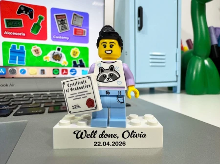 Personalizowana figurka LEGO z dyplomem jako prezent na zakończenie roku - przykład personalizacji 3