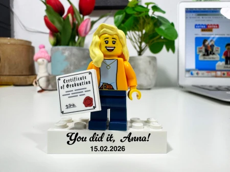 Personalizowana figurka LEGO z dyplomem jako prezent na zakończenie szkoły - przykład personalizacji 1