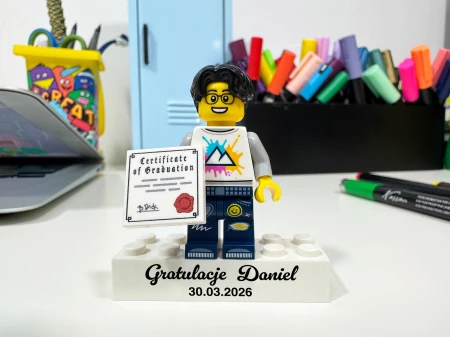 Personalizowana figurka LEGO z dyplomem jako prezent na zakończenie szkoły dla ucznia - przykład personalizacji 2