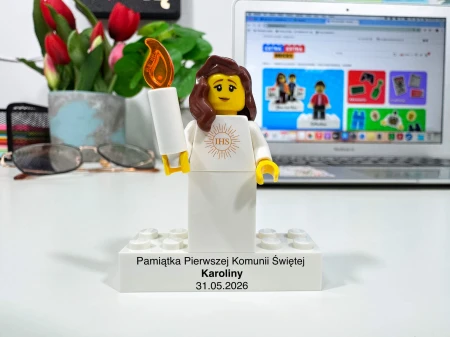 Personalizowana figurka LEGO® jako pamiątka na komunię dla dziewczynki - przykład personalizacji 2