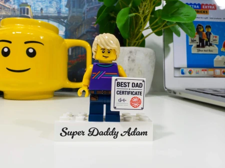 Personalizowana figurka LEGO® Najlepszy Tata z napisem na podstawce - przykład personalizacji 1